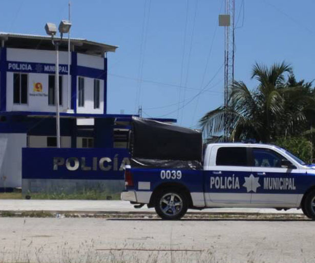 Vinculan a cuatro policías municipales de Chetumal