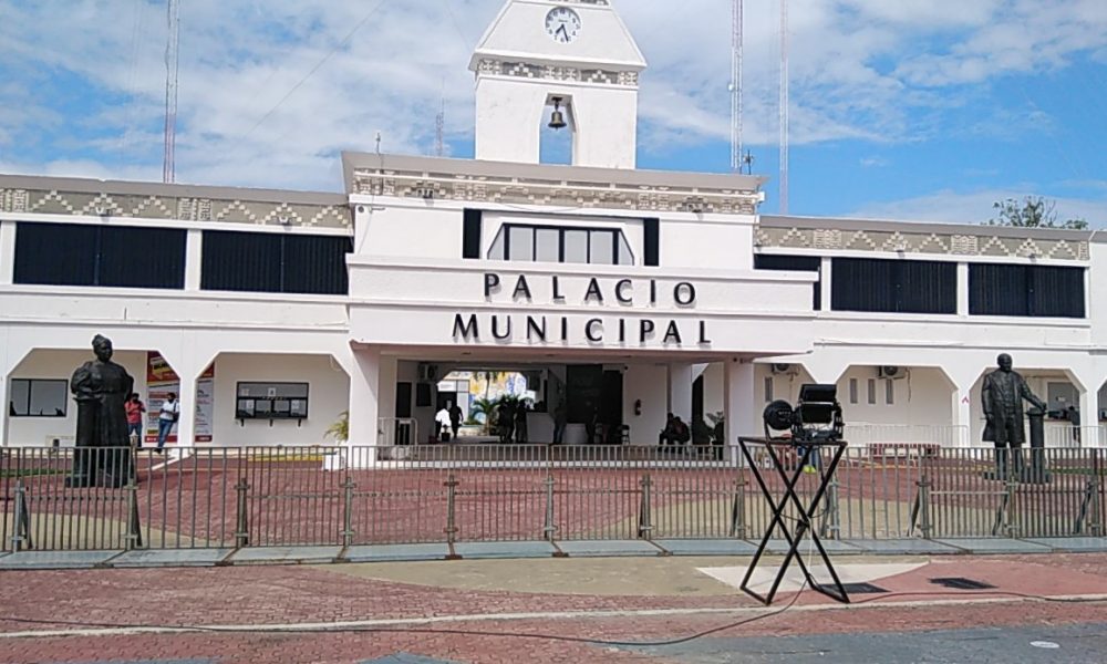 Resguardan palacio municipal en Playa del Carmen