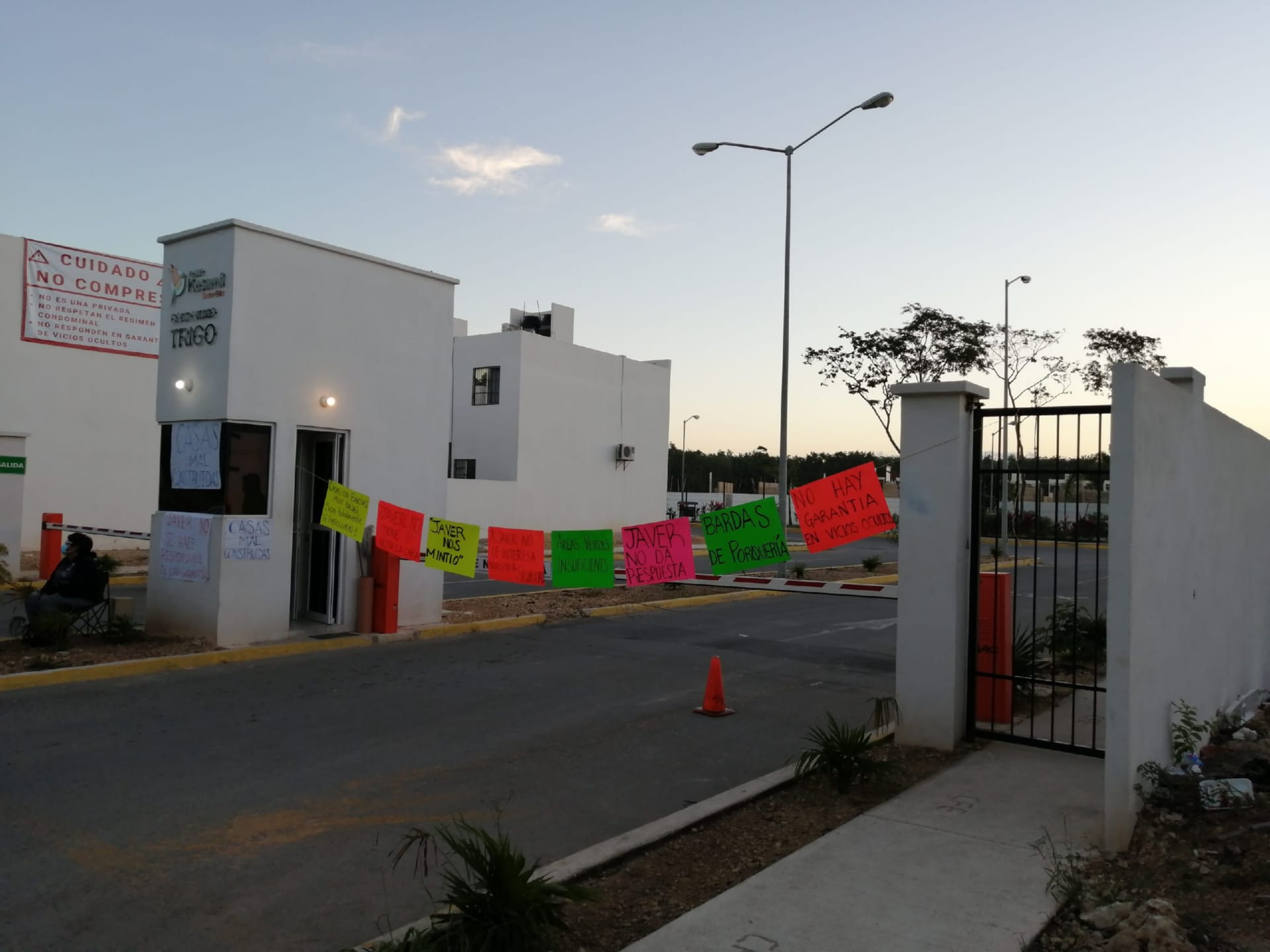 Vecinos de condominios Trigo bloquean entrada a fraccioamiento