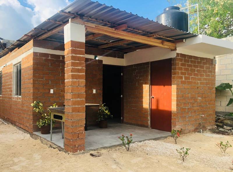 Donan casa hecha de sargazo a vendedora de dulces en Puerto Morelos