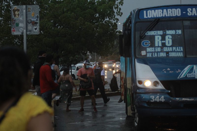 Advierten falta de transporte público tras inundaciones por lluvias en  Cancún