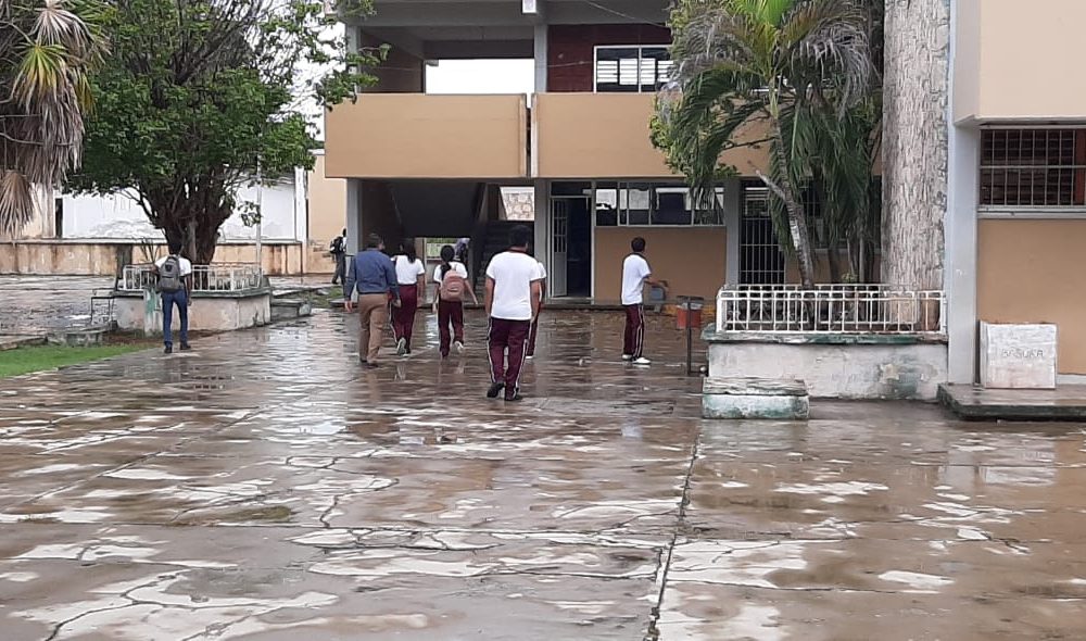 Maestros de secundaria protestan por mal estado de escuela en Chetumal