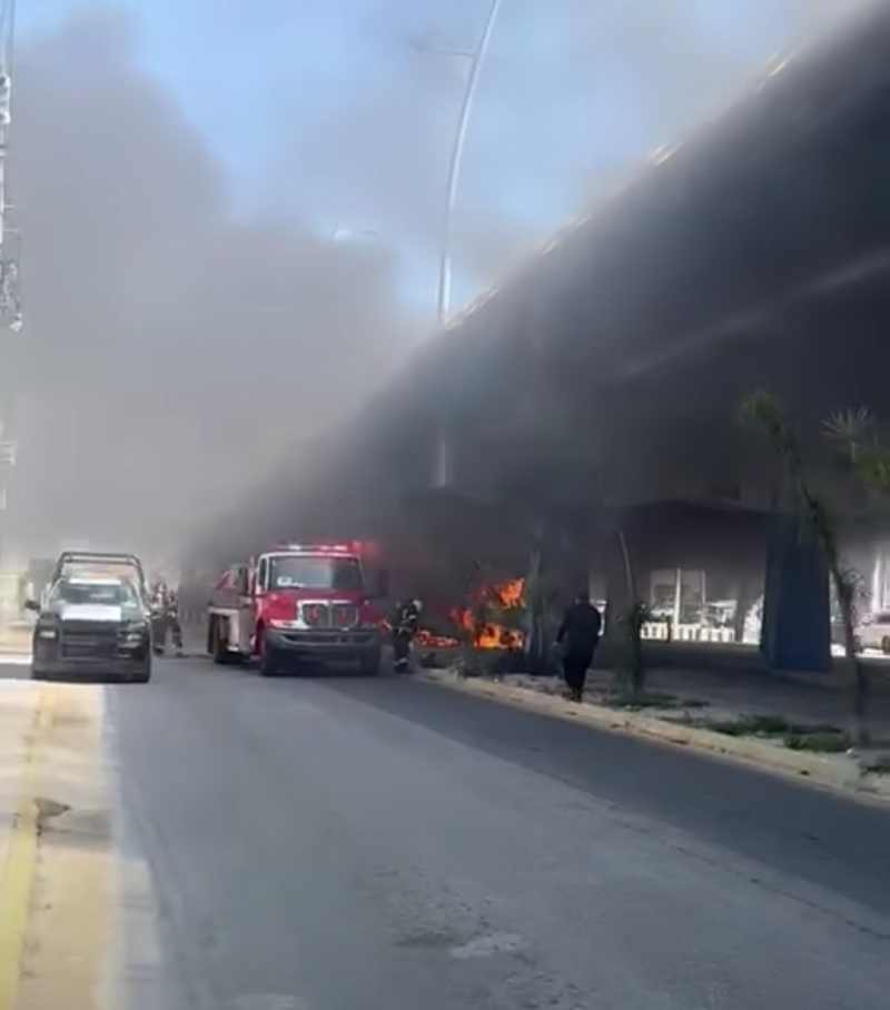 Se incendia camioneta de Estafeta en Playa del Carmen