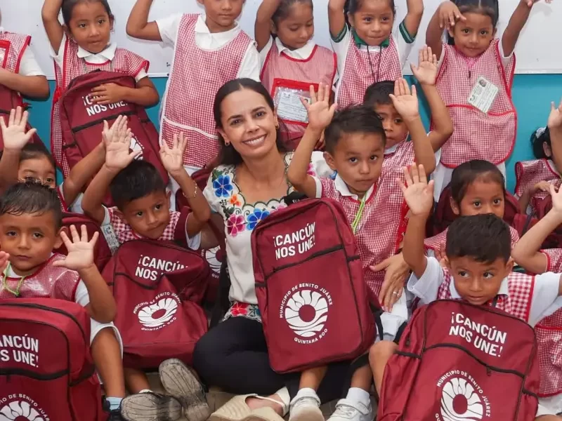 Entrega Ana Paty Peralta primeros paquetes de útiles escolares ...