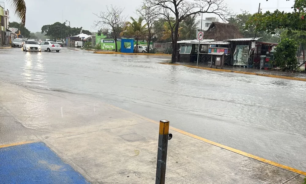 Fuertes lluvias inundan calles y complican el tránsito en Playa del Carmen