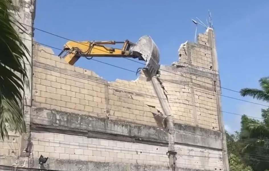 Demolición de obra deja sin luz a familias en Playa del Carmen