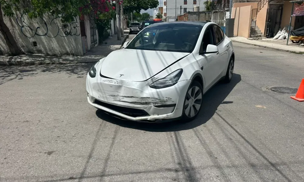 Conductor se da a la fuga tras chocar contra lujoso automóvil en Playa ...
